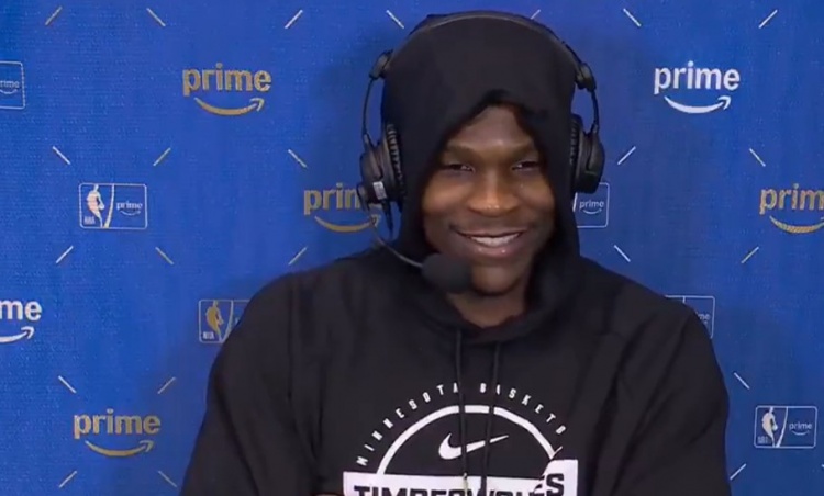 开云体育官网-被韦德打趣偷学欧洲步&amp;挂挡拆！华子：你年纪轻轻就夺冠 我得看齐