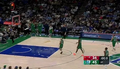 开云app-独行侠首节狂轰45分，领先公牛11分进入第二节比赛